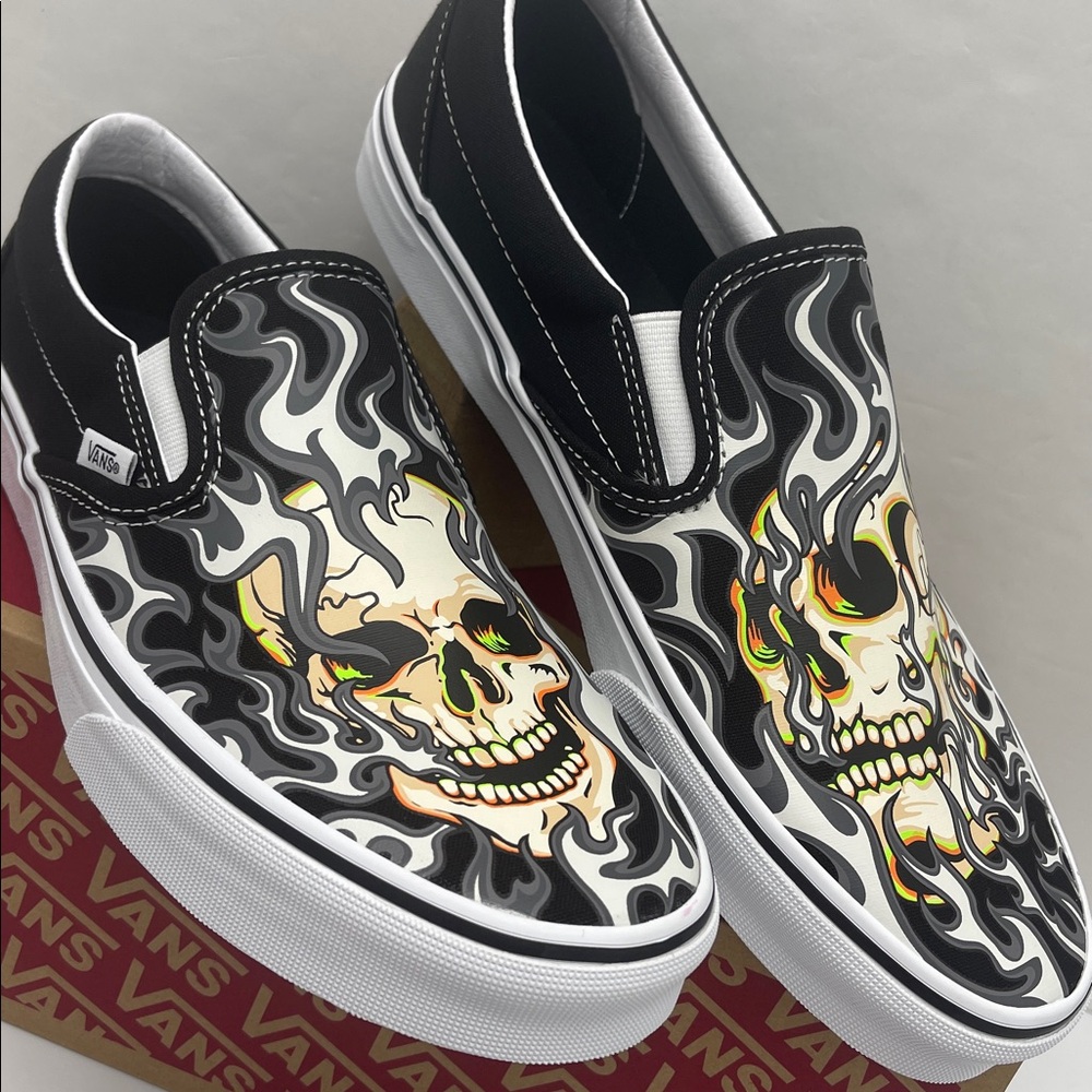 Vans Men’s Classic Slip-On
Flame Skull Black/True White
VN0009Q7BMX Sneakers